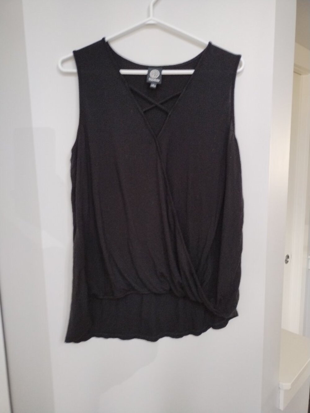 Criss cross front with front bubble hem v neck Bobeau tank